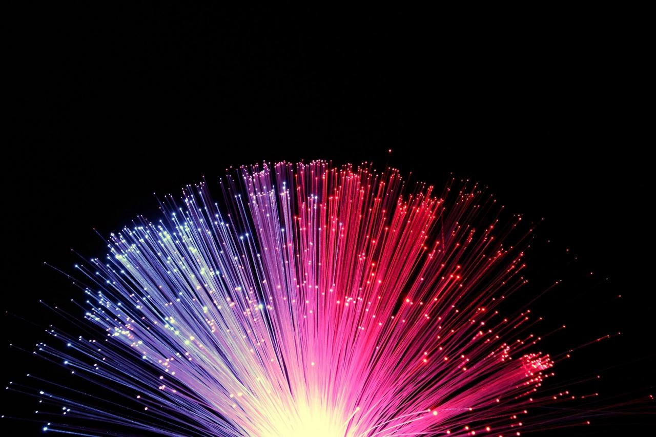How do fibre optic cables work？