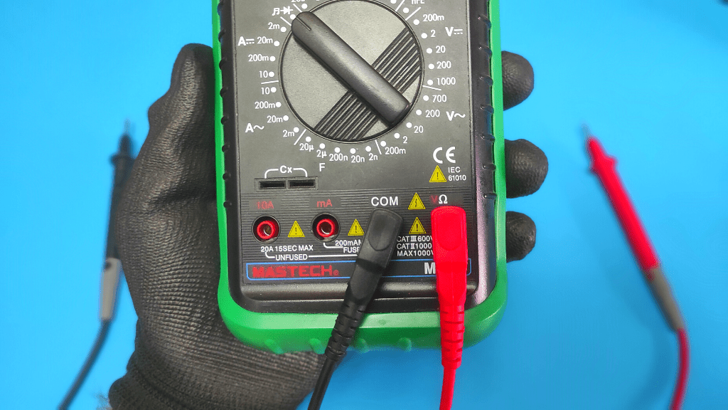 Multimeter black probe on RCA sleeve